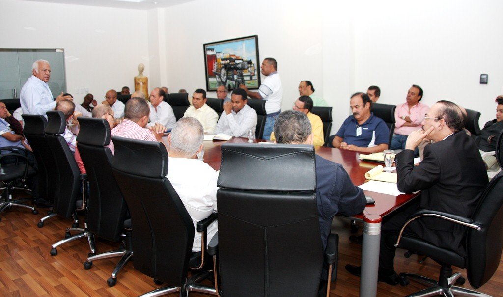 Productores de huevos reunidos con el Ministro de Agricultura